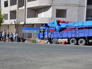 BİBER YÜKLÜ KAMYON İNŞAATA GİRDİ