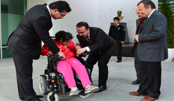 MELİKE AKÜLÜ ARABASINA KAVUŞTU