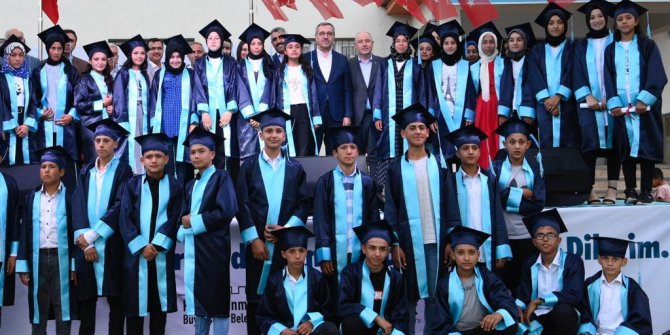 Vali Coşkun, öğrencilerin mezuniyet heyecanına ortak oldu