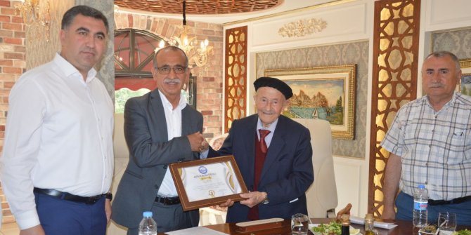 Karahasanlılar Federasyonundan Gazeteci Göçer’e altın kalem