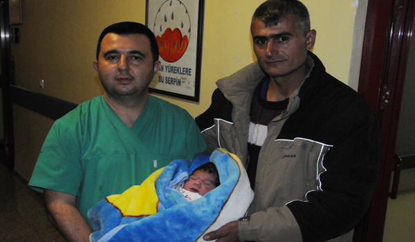 YENİ YILIN İLK BEBEĞİ SEZERYANLA DÜNYAYA GELDİ