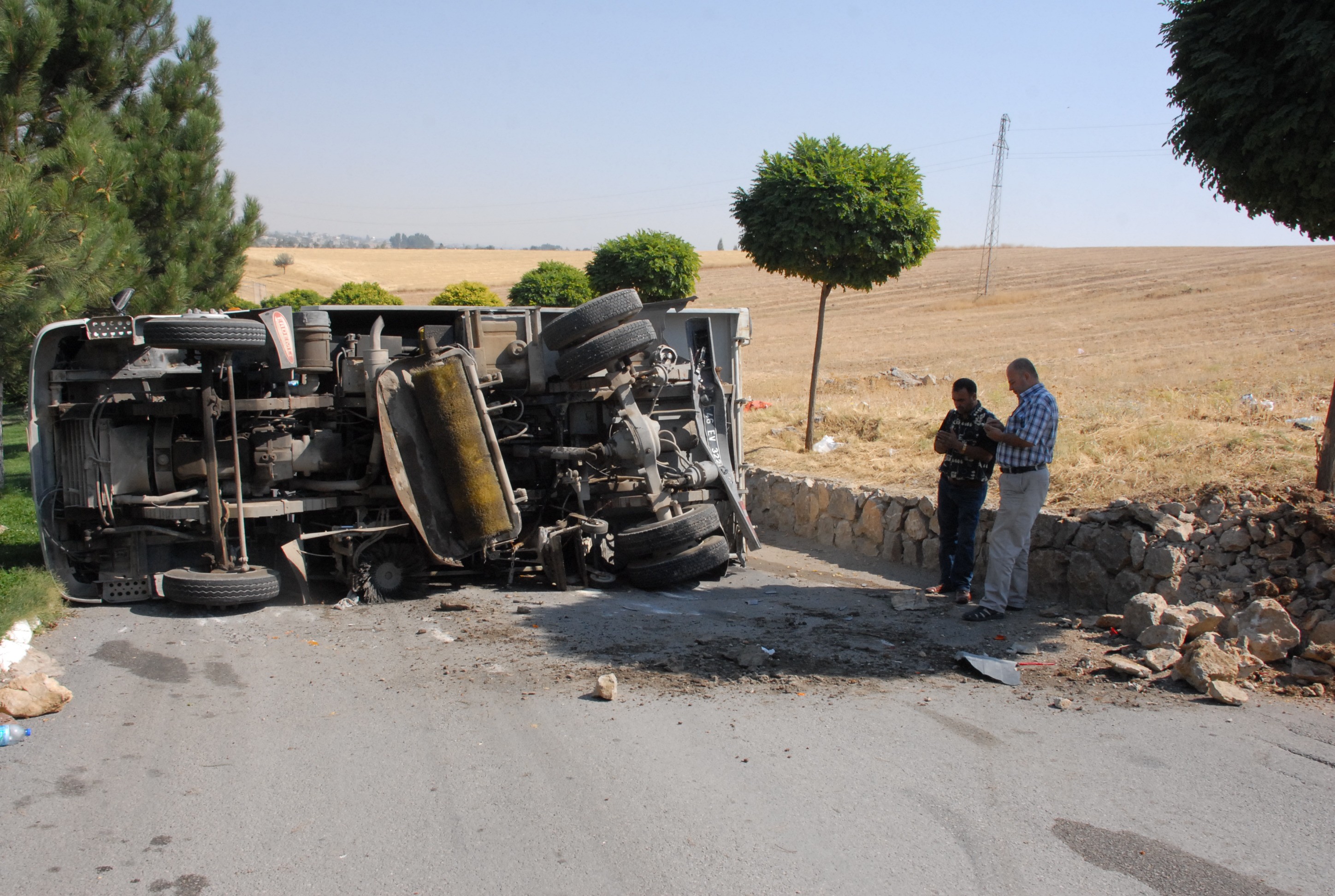 FRENİ BOŞALAN TEMİZLİK ARACI DEVRİLDİ