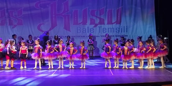 Minik balerinlerin gösterisi büyüledi