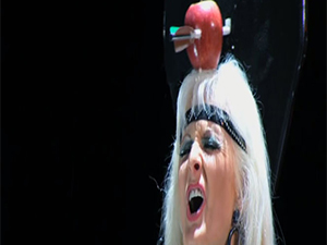 BAŞINDAKİ ELMAYI KENDİ ATTIĞI OKLA VURDU!