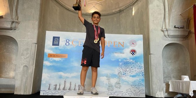 SANKO Okulları öğrencisi Kutay Sakmak, turnuvada iki altın madalya ve bir kupa kazandı