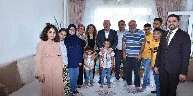 Vali Coşkun’dan koruyucu ailelere ev ziyareti