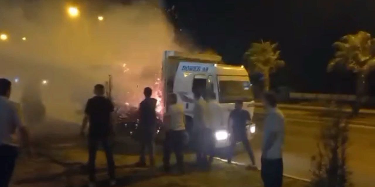 Kahramanmaraş’ta pamuk yüklü kamyon alev aldı