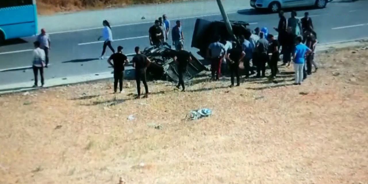 Kahramanmaraş’ta otomobilin ikiye bölündüğü kaza anı mobese’de