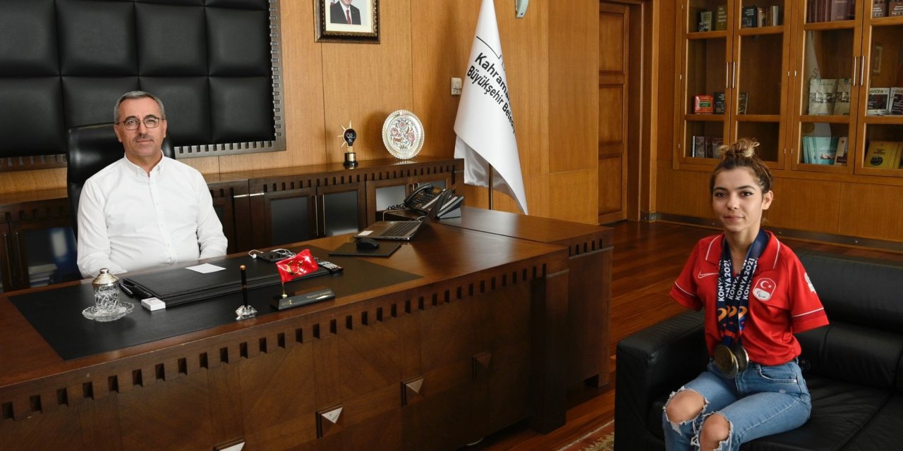 Başkan Güngör, milli yüzücü Sevilay Öztürk’ü ağırladı