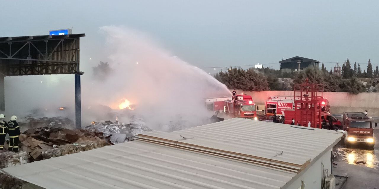 Kahramanmaraş'ta kağıt toplama merkezinde yangın kontrol altına alındı