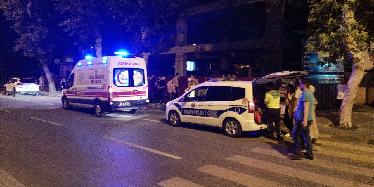 Kahramanmaraş'ta çocuğa çarpan sürücü inşaat duvarına daldı