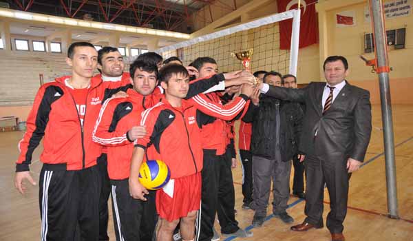 VOLEYBOLDA ŞAMPİYON MÜKRİMİN HALİL LİSESİ