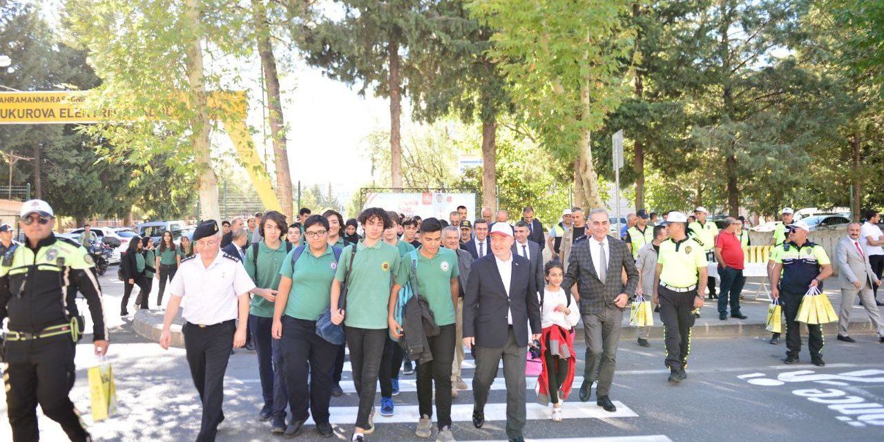 Kahramanmaraş'ta okul önlerindeki yaya geçidi çizgileri yenilendi