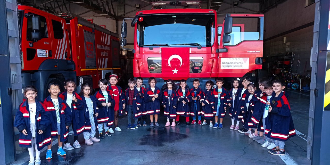 Kahramanmaraş'ta üniformalarını giyen minik itfaiyeciler görev başına geçti