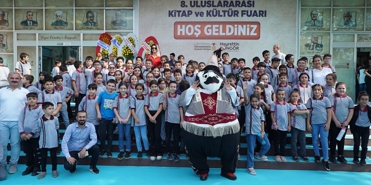 Kahramanmaraş'ta fuarın ilk gününde yüzlerce çocuğun kitap neşesi