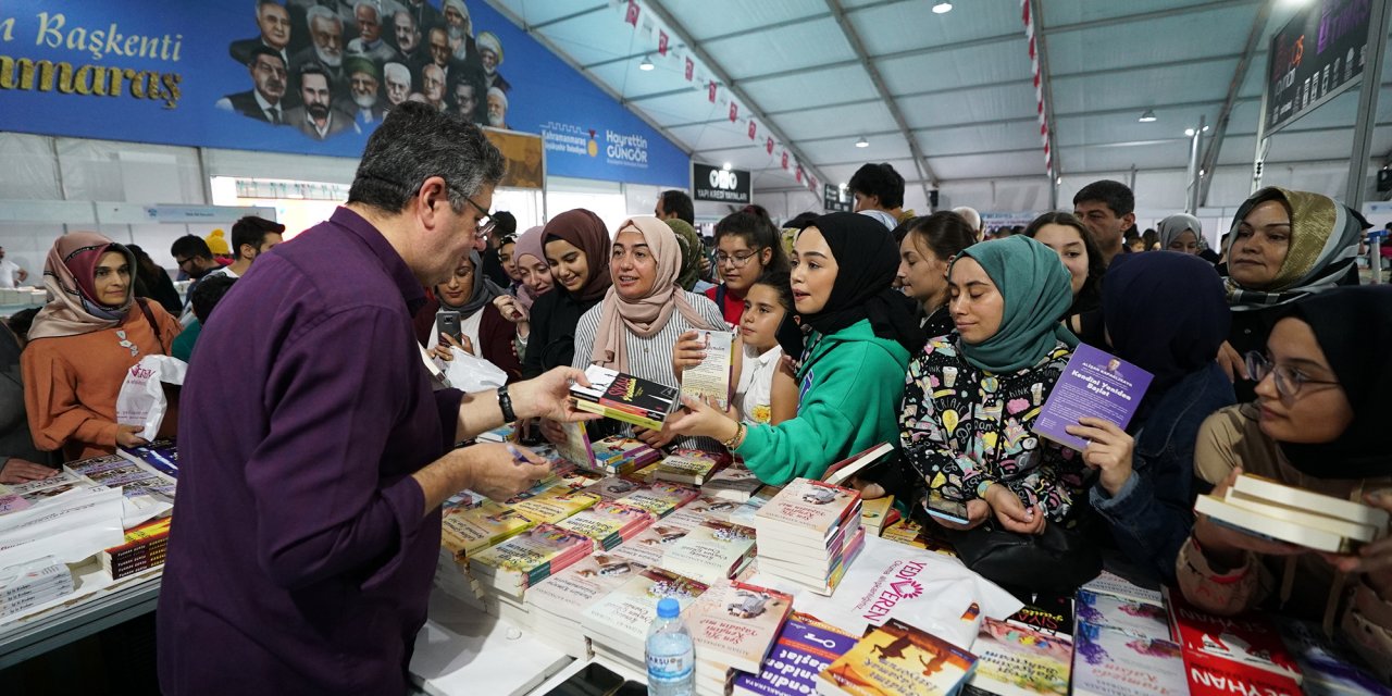 Yazar Kapaklıkaya’ya Kitap Fuarı’nda yoğun ilgi