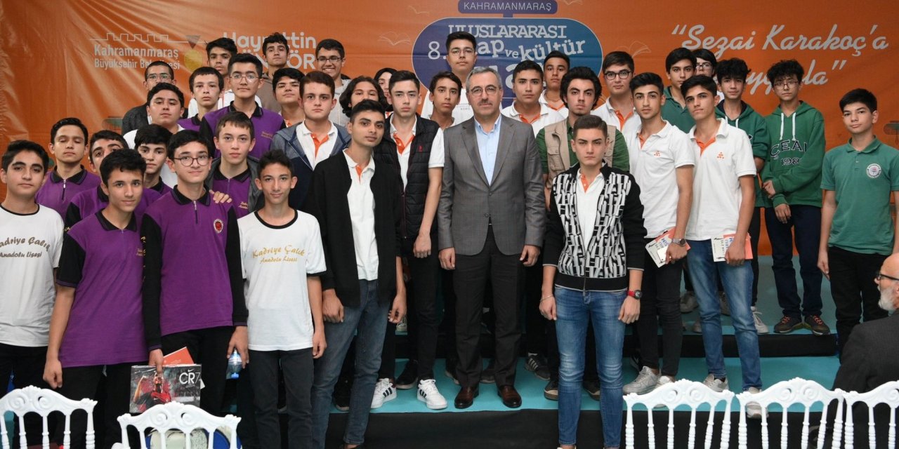 Başkan Güngör, Kitap Fuarında gençlerle buluştu