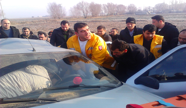 KAMYON OTOMOBİLE ÇARPTI: 3 YARALI