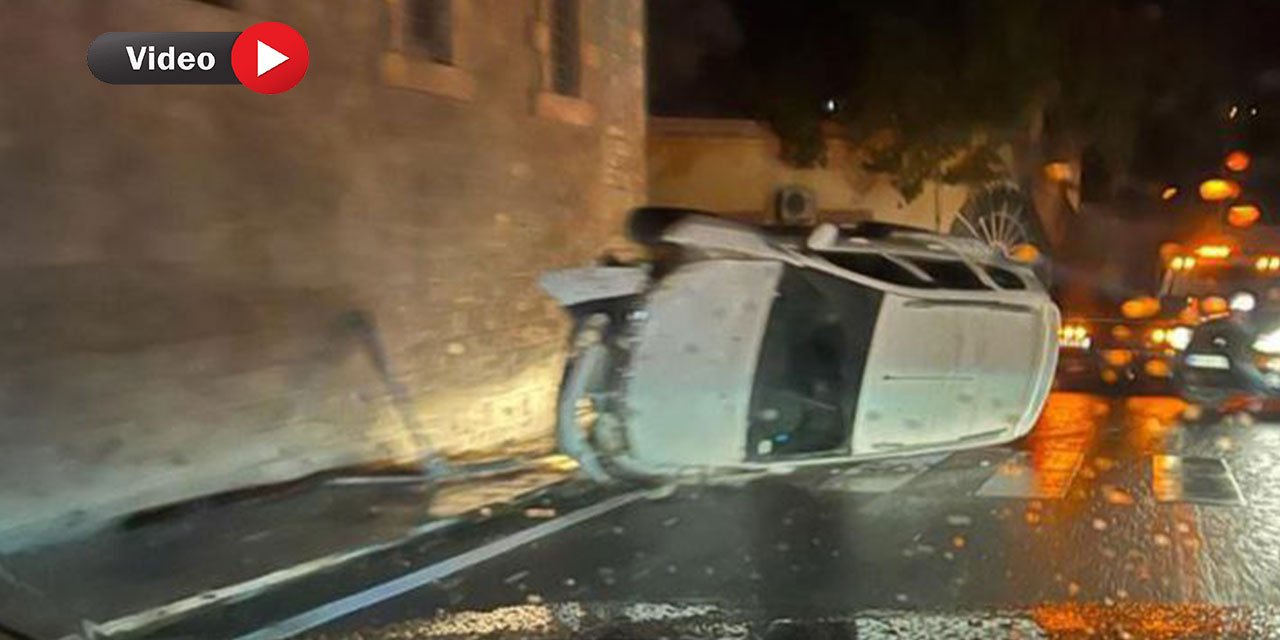 Kahramanmaraş’ta direğe çarpan otomobil devrildi