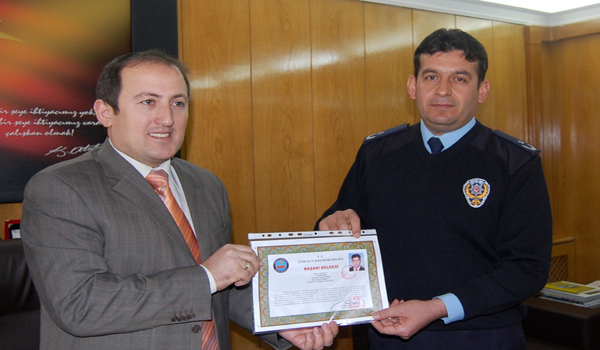 EMNİYET MÜDÜRÜ ALİ UZUN'A BAŞARI BELGESİ