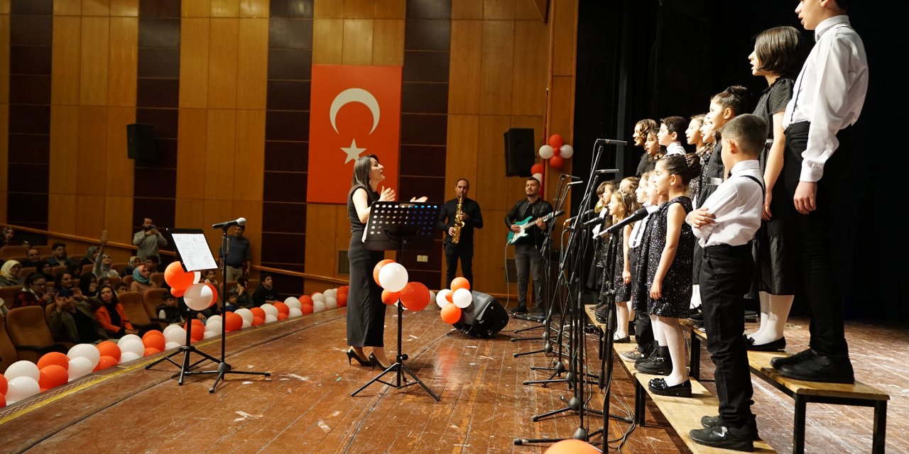 Kahramanmaraş’ta Minik Yürekler Söyledi, Müzikseverler Eşlik Etti