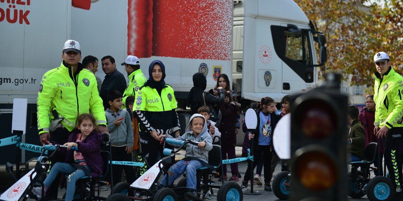 Kahramanmaraş’ta "Mobil Trafik Eğitim Tırı" Öğrencileri Bilgilendirdi