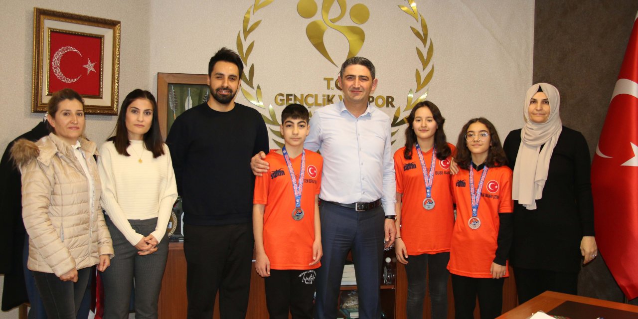 Kahramanmaraşlı Yüzücülerin Yıldızı Parlıyor