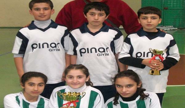 MASA TENİSİNDE HOCA AHMET YESEVİ İLKOKULU ŞAMPİYON