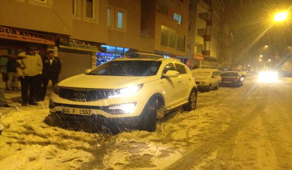 AİLESİNİN OLDUĞU ARACA ATEŞ ETTİ