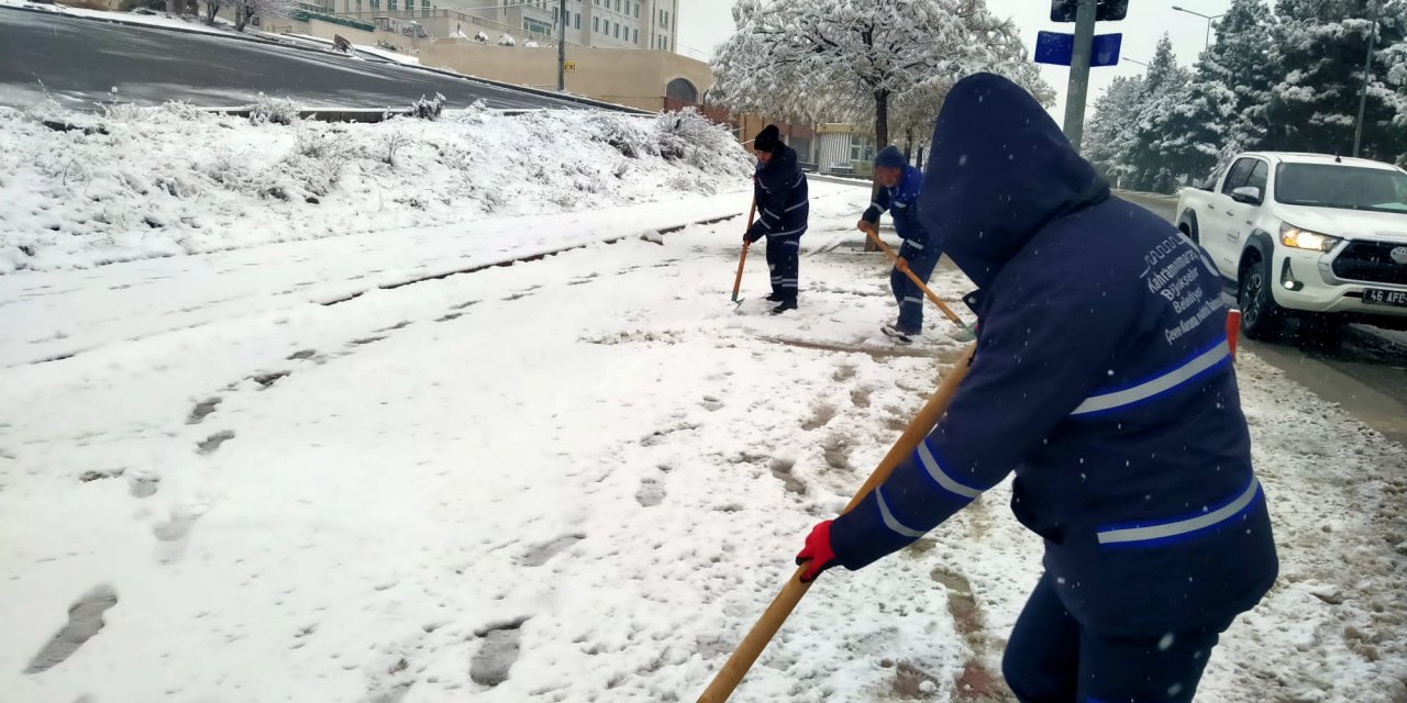 Kahramanmaraş’ta Yaya Yollarında Kar Temizliği