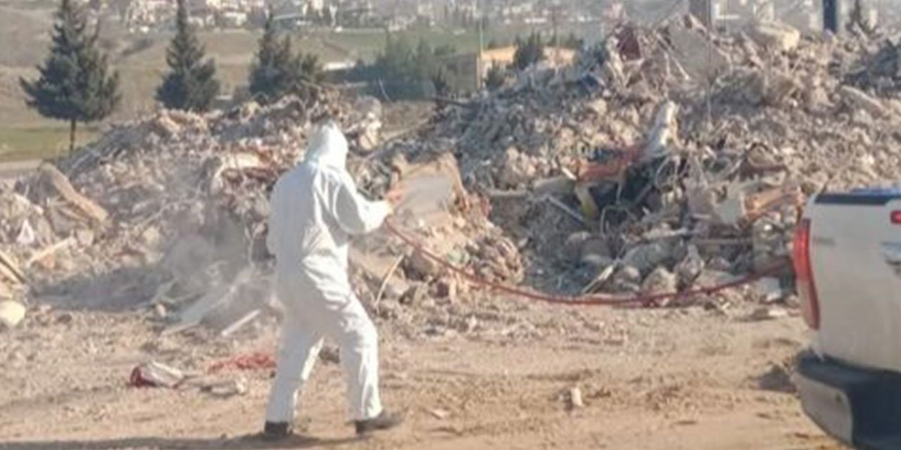 Kahramanmaraş’ta Enkaz Alanları Salgın Hastalıklara Karşı İlaçlanıyor