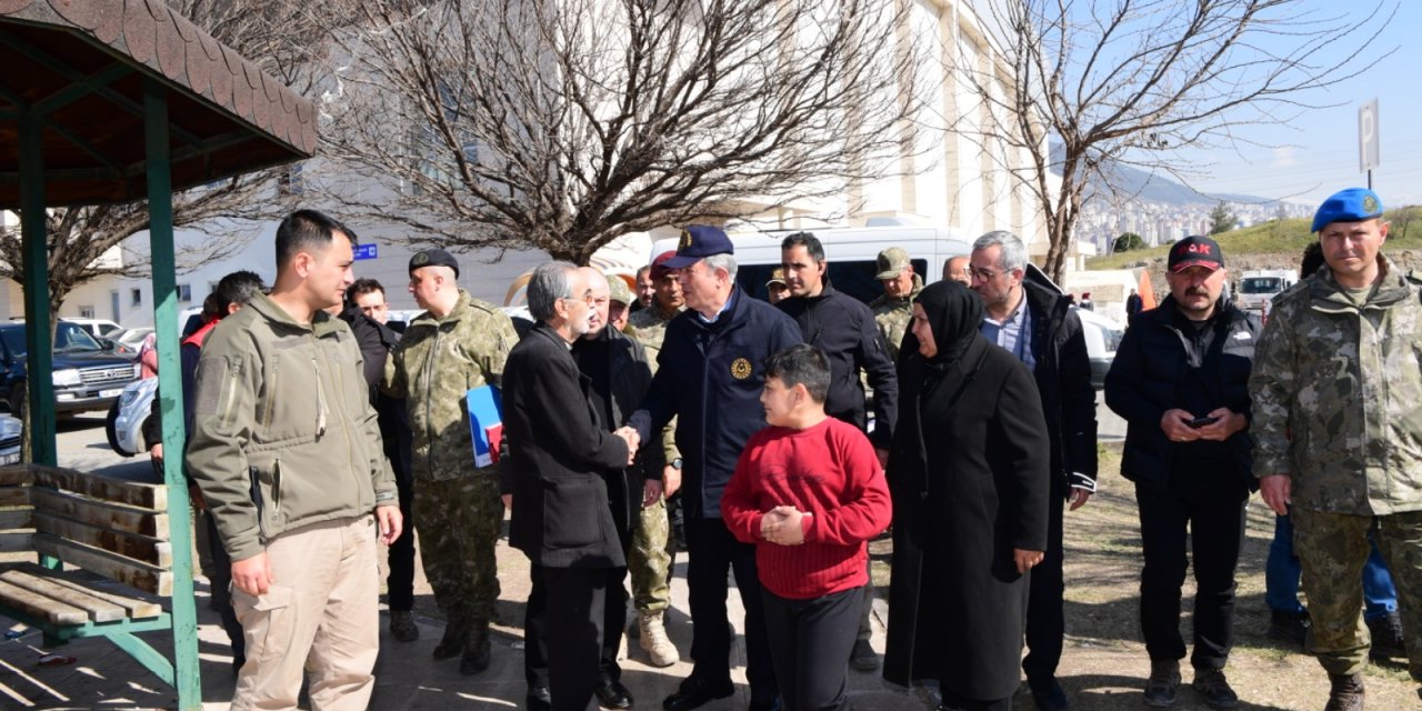 Bakan Akar Kahramanmaraş’ta Depremzedeleri Ziyaret Etti