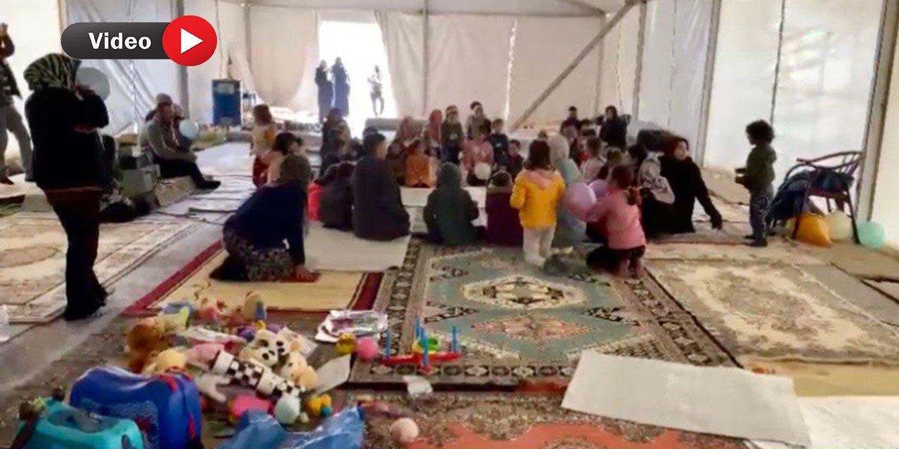 Kahramanmaraş’ta Cami İmamı Depremzede Çocuklar İçin Şarkı Söyledi