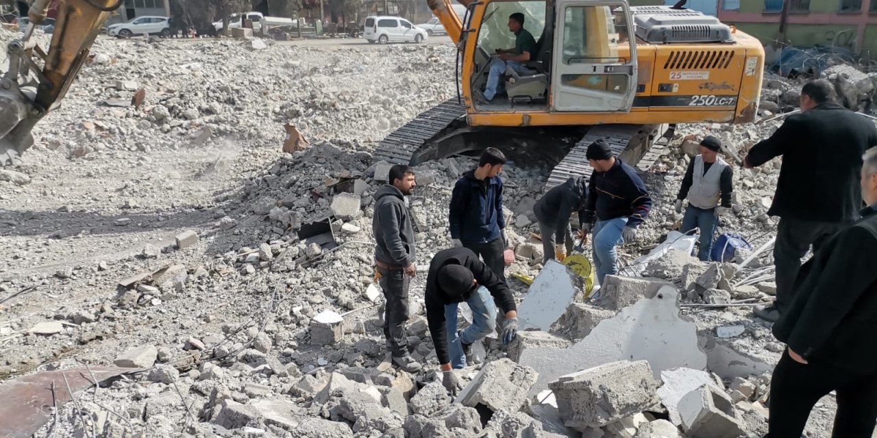 Kahramanmaraş’ta Bakırcılar Enkaz Altında Kurtulmayı Bekliyor!