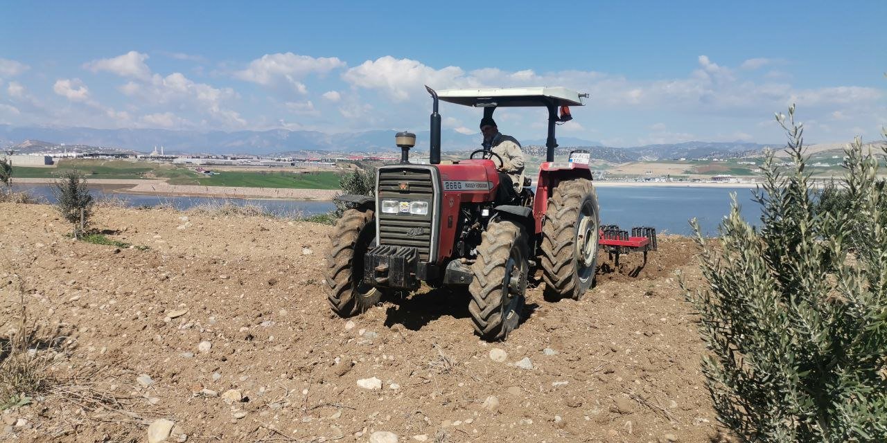 Kahramanmaraş’ta Depremzede Çiftçilerin Tarla Mesaisi Başladı