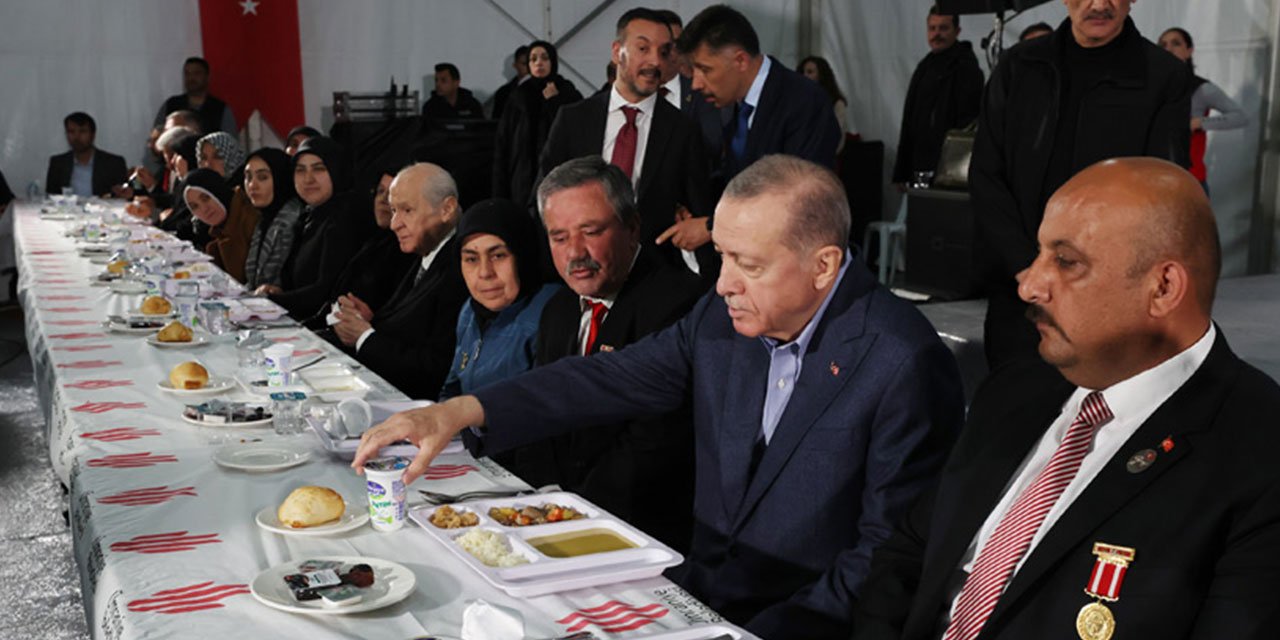 Cumhurbaşkanı Erdoğan İlk İftarı Kahramanmaraş'ta Depremzedelerle Birlikte Yaptı