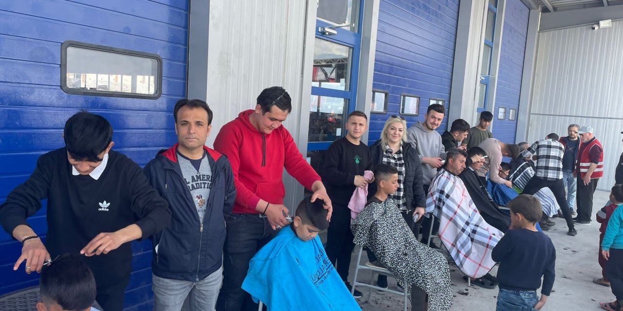Kahramanmaraşta Öğrenciler Depremzedelere Saç Bakım ve Tıraş Hizmeti Veriyor