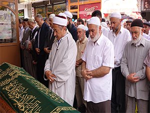 Müftü'nün acı görevi... Babasının cenaze namazını kıldırdı