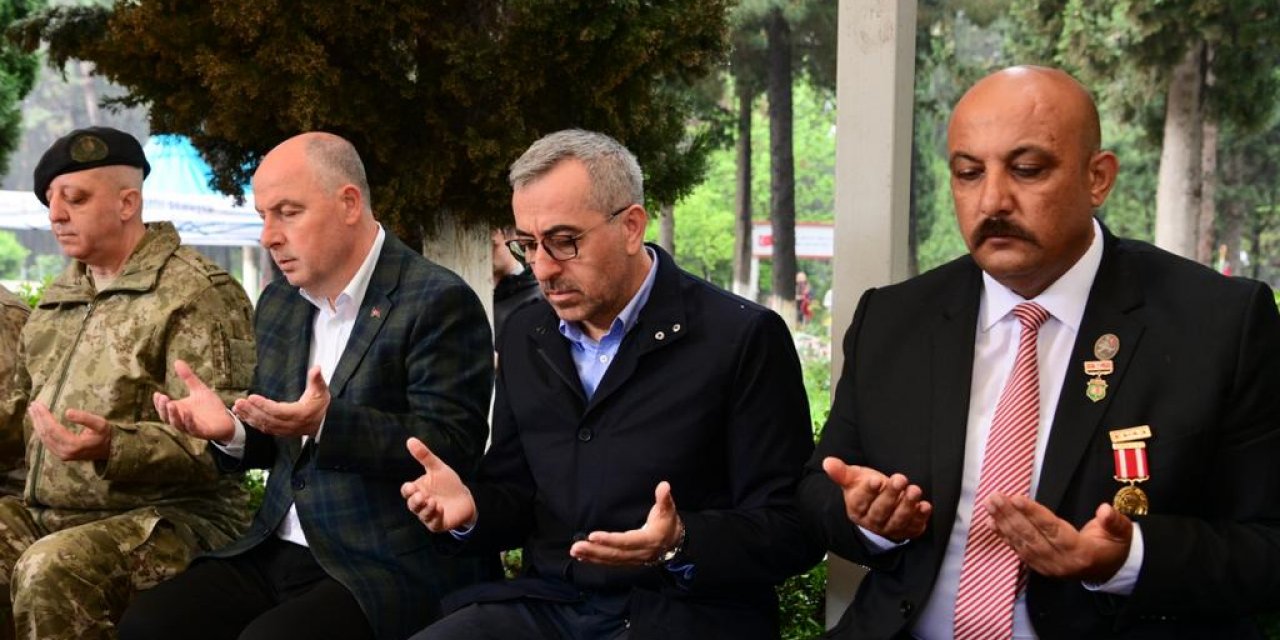 Kahramanmaraş’ta Şehitler Kabirleri Başında Dualarla Yâd Edildi