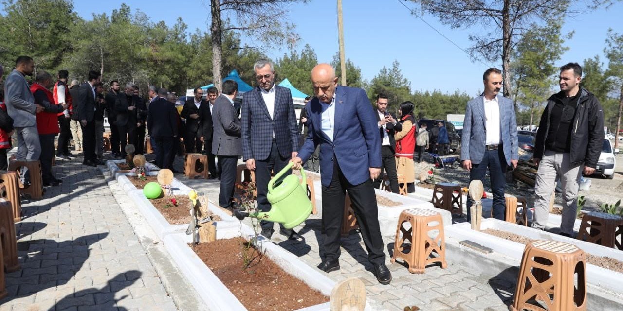 Kahramanmaraş'ta Depremde Hayatını Kaybedenler Kabirleri Başında Dualarla Yâd Edildi