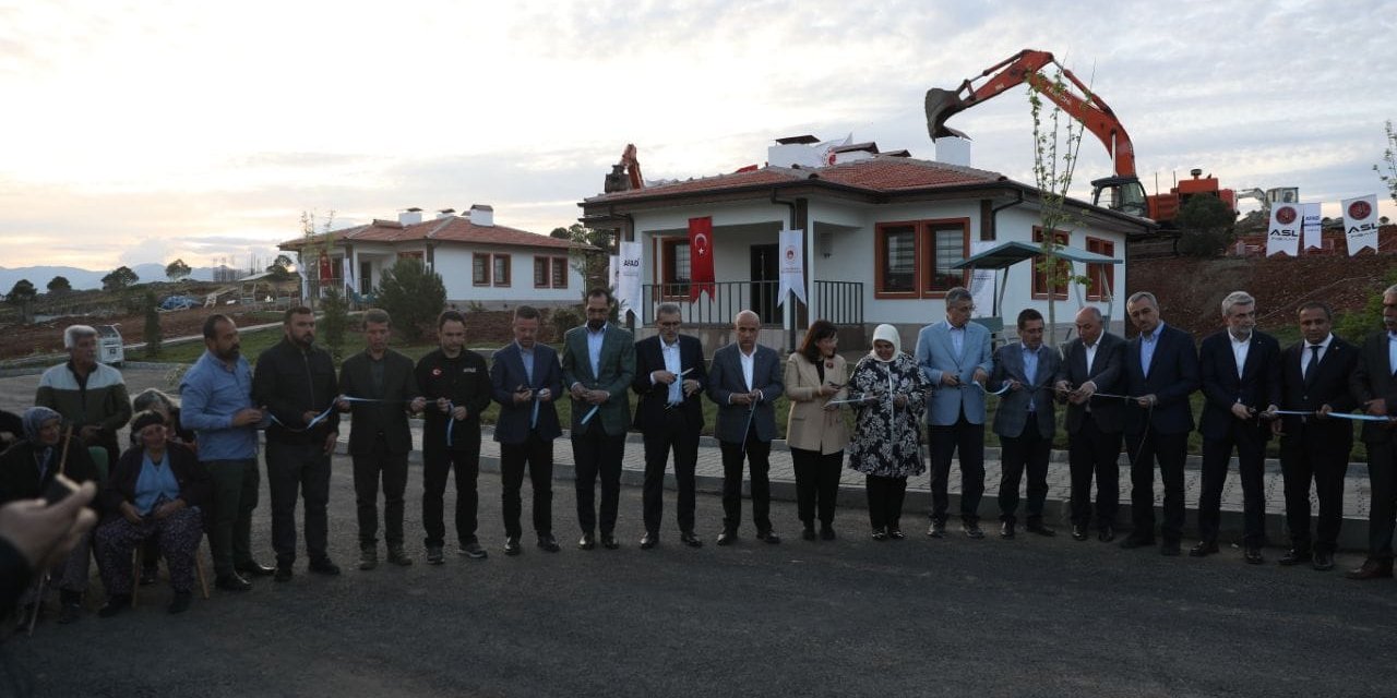 Kahramanmaraş’ta İlk Köy Evleri Hak Sahiplerine Teslim Edildi