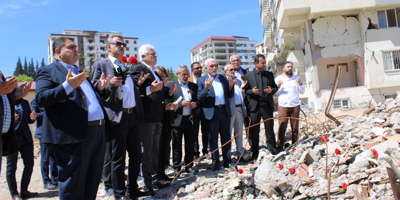 Kahramanmaraş’ta Ebrar Sitesi Enkazına Karanfil Bırakıp Yetkililere Seslendiler!