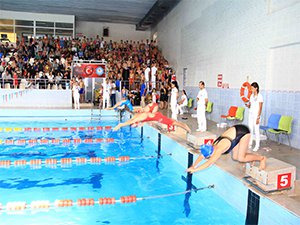 Geleceğin yüzücüleri finalde kıyasıya yarıştı