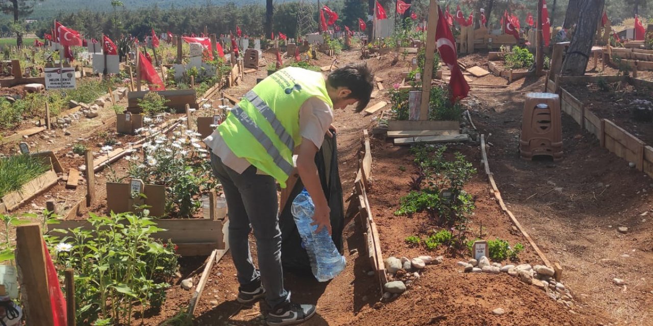 Kahramanmaraş’ta Mezarlıklar Bayrama Hazırlanıyor