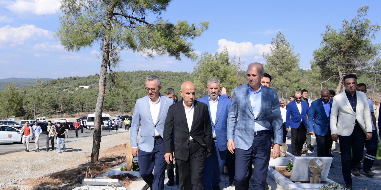 Kurtulmuş ve Güngör, Kahramanmaraş'ta Depremde Hayatını Kaybedenleri Kabirleri Başında Yâd Etti