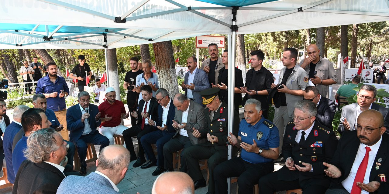 Kahramanmaraş’ta Şehitler Kabirleri Başında Dualarla Yâd Edildi