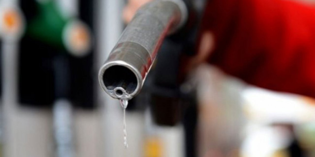 Akaryakıta Dev Zam: Benzin 34 Lirayı, Motorin 33 Lirayı Aştı