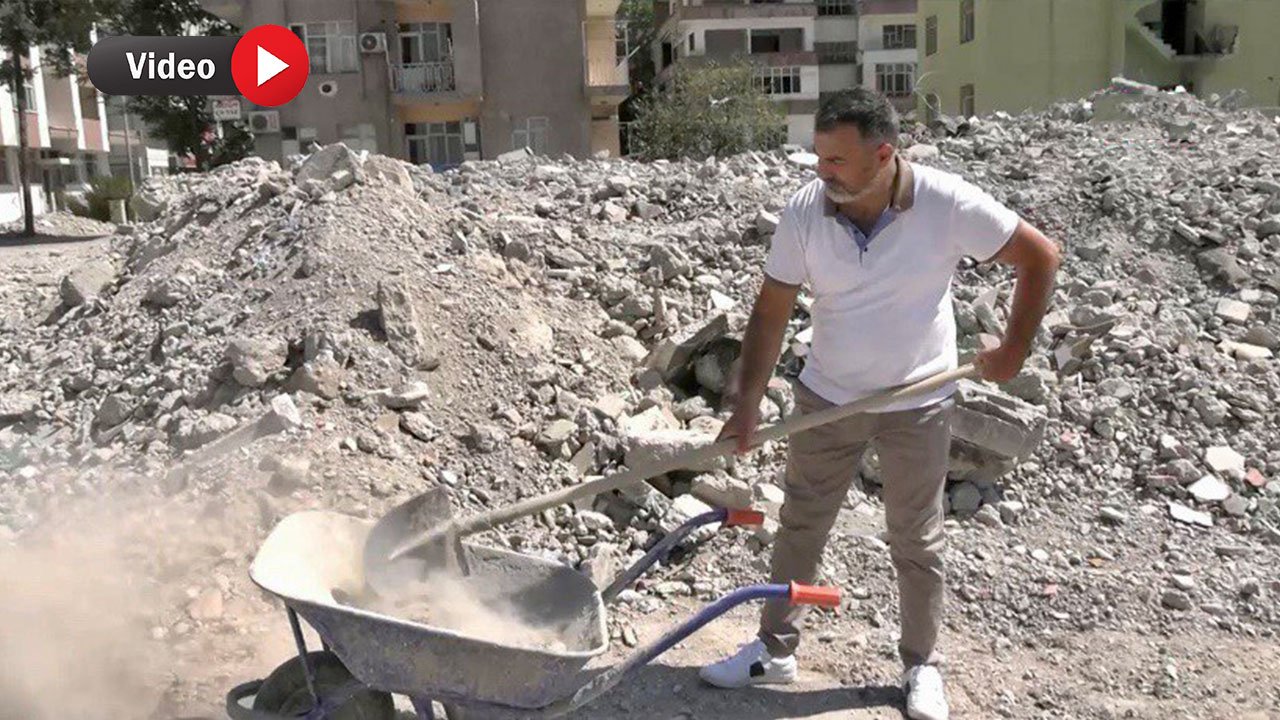 Kahramanmaraş’ta Haber Spikeri Mikrofonu Bırakıp Moloz Taşıdı