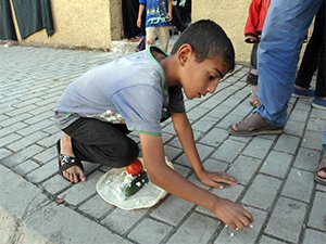 Mültecilerin camii avlusunda yaşam mücadelesi...