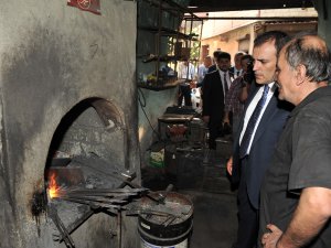 Demirci ustalarıyla demir dövdü